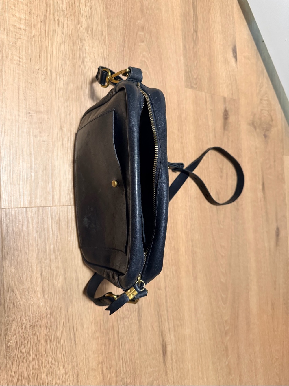 Black Leather Crossbody Transport Camera Bag - Picture 2 of 3